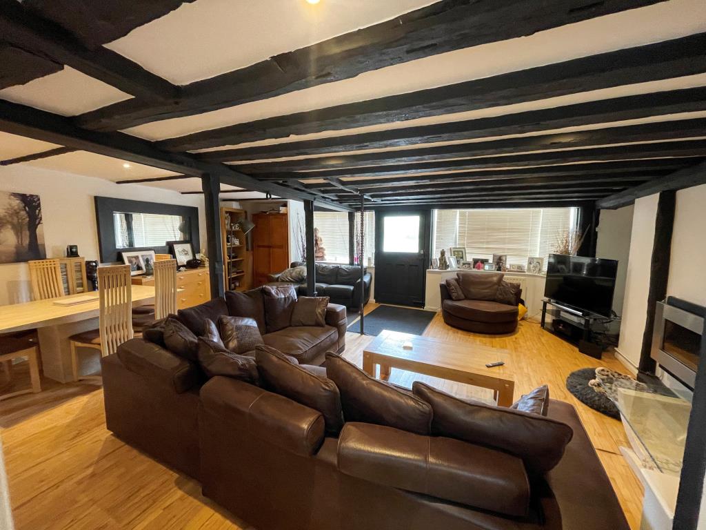 Lot: 23 - PERIOD PROPERTY WITH PERMISSION FOR ALTERATIONS AND POTENTIAL FOR SUB-DIVISION - Living room with exposed beams